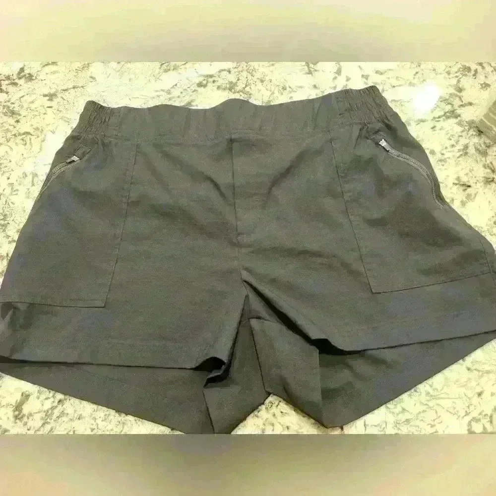 Womenās size XXL new without tags Merrellā side zipper pocket hiking shorts